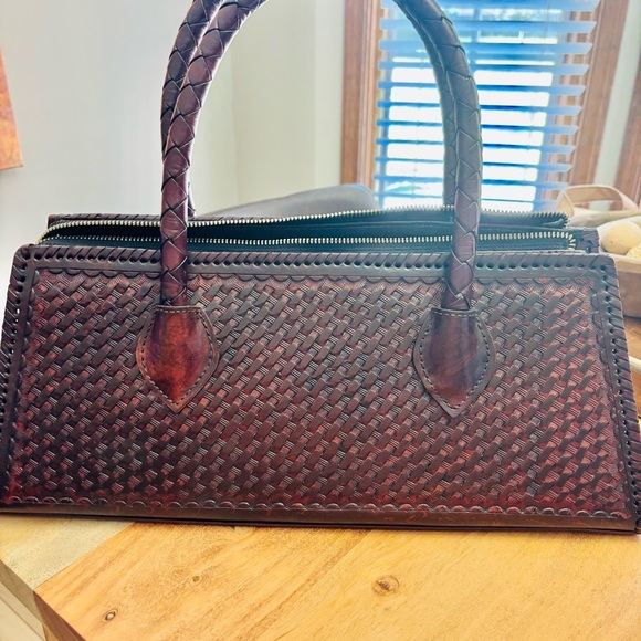 Elegant Floral Embossed Leather Handbag - Picture 3 of 9